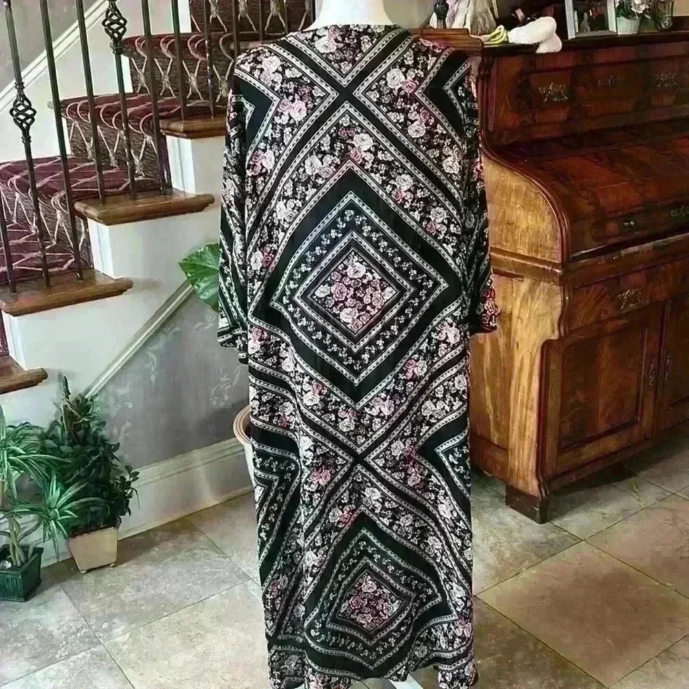 Torrid ladies maxi wrap size 1/2. Excellent condition. Floral black pattern maxi